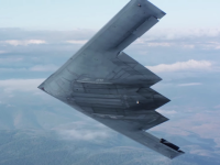 上空を飛ぶB-2ステルス戦略爆撃機を近距離から撮影したビデオ。まじカッコヨスギ！