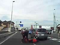 気分はMoToGPライダー。埼玉の県道で暴走ぎみだった二輪車が渋滞の最後尾に突っ込むドライブレコーダー。