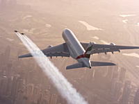 旅客機の窓から外を眺めていたら人が飛んでてワロタ。エミレーツA380と空飛ぶ人間ジェットマンの編隊飛行。