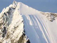 ほぼ垂直の山から約500メートルも転げ落ちてしまう男性(°_°)エクストリーム山スキーで危険なアクシデント。