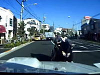 東京都葛飾区小菅でビッグスクーターと正面衝突したドラレコドーガ。カーブを直進していた？