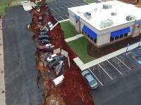米ミシシッピ州でレストランの駐車場が突然陥没し車12台が飲みこまれる。その現場を空撮。