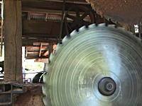 いい音動画。100年前の機械を使った作業を今も続けている木材屋さんのビデオ。