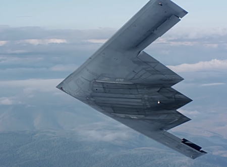 上空を飛ぶB-2ステルス戦略爆撃機を近距離から撮影したビデオ。まじカッコヨスギ！