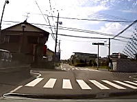 付けてて良かったドライブレコーダー。岐阜で信号無視のチャリンカーをはねてしまった車載。