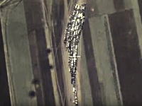 イスラム国の交通渋滞をロシアが空爆。逃げ惑う車たちが映ってる空撮ビデオ。