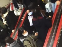 舞浜駅が混雑しすぎてエスカレーターでパニックに。これは事故寸前じゃん。怪我人が出るレベル。
