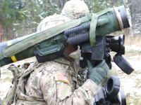 軍事動画。良画質映像でみるジャベリンミサイルの実弾射撃訓練の様子。