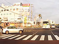 あんたどこから出てきたの(´･_･`)琉球バス交通とセダンの出合い頭事故ドラレコ。