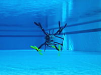 水空両用。潜水して水中を進んだ後に水面から飛び立つドローンの映像。