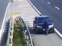 中国の高速道路の監視カメラに謎の動きをする3人組が映る。何をしているのかと思ったら？