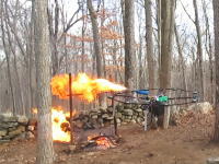 拳銃発砲ドローンを開発した人が火炎放射ドローンと消火ドローンを新たに作ったらしい。