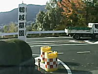 兵庫県神戸市の変な道で事故車載。通りに出ようとしたうｐ主とショートカット右折車。どっちが悪い？