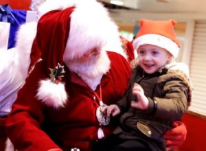 サンタさんＧＪすぎて泣いた。腕に抱いていた少女が「実は話すことができない」と知ったサンタさんの神対応が話題に。