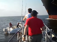 巨大タンカーの進路上で故障して動けなくなったプレジャーボートが！近くの釣り船から撮影されたドキドキ動画。