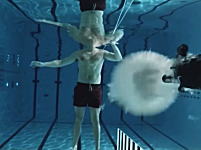 水中で銃から発射された弾丸はほとんど進めない？自分を的に実験してみた動画。