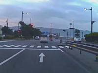 松江市の嫁島東の信号がむずすぎる。青から突然赤に変えて信号無視の罠を仕掛けてくる。