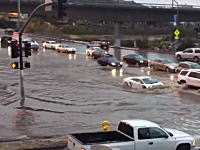車高ベッタベタのランボルギーニで洪水で冠水した道路に挑んだ勇者のビデオ。