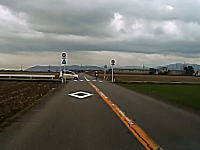 これだけ見通しの良い道でなぜ事故に。福井の郵便屋さんぶっ飛ばされ事故のドラレコ映像。