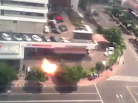 インドネシアの首都ジャカルタ中心部で数回の爆発が起き4人が死亡。その爆発の瞬間。