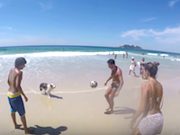 ブラジルでは犬もサッカーがうまい。お兄さんお姉さんのリフティングの輪に加わるワンちゃん。