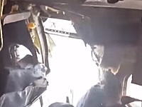 飛行中の旅客機で爆発が起き乗客1名が吸い出されれた事故の恐怖の機内映像が公開される。