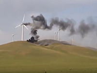 風力発電の風車が火災でぶっ壊れていく様子を撮影した珍しいビデオ。