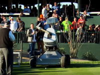 ロボットゴルファーがホールインワンを達成する。WMフェニックス・オープン。