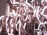 木製の歯車。400を超えるパーツで作られた芸工大生の作品「書き時計」が話題に。