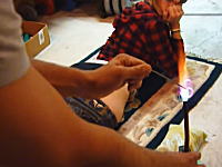 女の子のお尻に高温に熱した金具を押し当ててハート形の焼印を付けるビデオが(((ﾟДﾟ)))