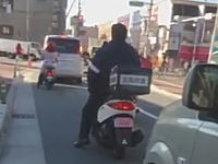 ネット動画で発覚。大阪府警のお巡りさんがノーヘルでバイクに乗って違反切符を切られる。
