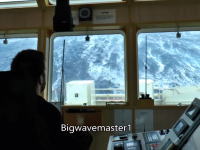 これが高さ30メートルの大波。カテゴリー5ハリケーン級の嵐に襲われた船からの映像。