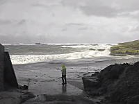 高波の様子を見に海岸に出ていた老夫婦が波にさらわれてしまう瞬間の映像。