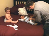 ほのぼの。双子ちゃんの着替えタイムに奮闘しているお父さんのビデオ。これは幸せやなｗ