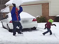 大きさを考えろよｗｗｗ巨大な雪玉を子供にぶつけるパパさんのビデオが話題に。