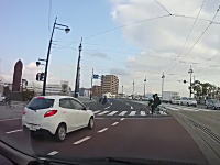 この交差点は事故が多そう。広島の御幸橋西詰交差点は通り慣れてないとちょっと怖い。