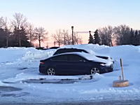 雪国の駐車場でとても珍しい日産車の痕跡が発見される。これは面白いなｗｗｗ