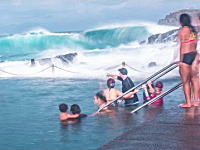 天然の大波を体験できるダイナミック海水プールがあった動画。これは怖いｗｗ