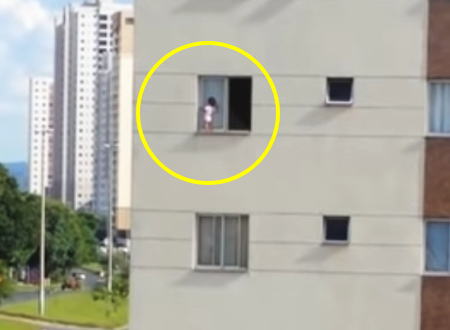 ヒヤヒヤ動画。マンションの窓から身を乗り出して遊んでいる赤ちゃんの姿が撮影される。