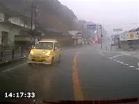 雨で見えてないのか？大雨の土佐東街道で撮影された軽四の危険運転ドライブレコーダー。