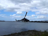 決定的瞬間。ハワイで観光客の乗ったヘリコプターが墜落し16歳の少年が重体に。