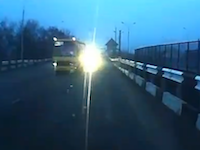 ウクライナの日常。車を運転中に分離独立派の砲撃に遭遇したドライブレコーダー。