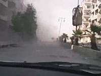 空爆現場に向かっていた車が次の爆弾の衝撃波をくらう。シリアでアッラーフアクバル動画。