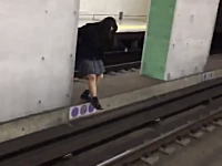 バカッター。地下鉄の線路に侵入する女子高生の動画がアップされる。