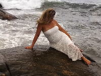 海岸の岩場でセクシーフォトを撮ろうとポーズを決めていた女性がｗｗｗｗｗ