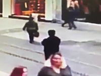 19日トルコのイスタンブルで起きた自爆テロの瞬間を記録していた監視カメラの映像が公開。