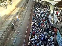 通勤ラッシュ時の電車の乗り方。インドの場合。これ難易度たかすぎるだろ(´･_･`)