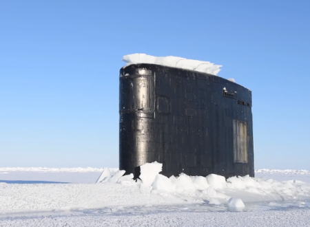 北極海の氷を砕いて浮上する原子力潜水艦ハートフォードの姿がカッコイイ。