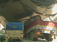 インドで建設中の高架道路が崩壊。下敷きになるなどして21人が死亡。その現場。