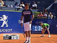 テニスのバルセロナオープンでボールボーイが事故る(´°_°`)痛かっただろそれｗｗ